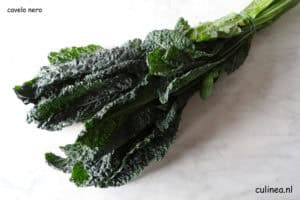 Gemengde paddenstoelen en palmkool met eieren