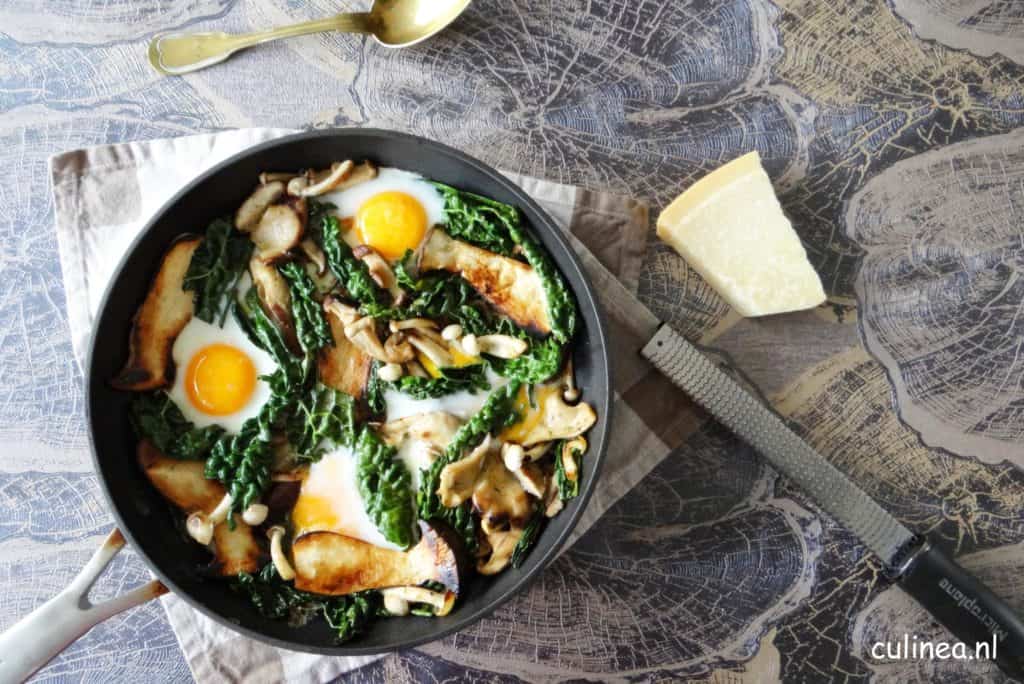 Gemengde paddenstoelen en palmkool met eieren