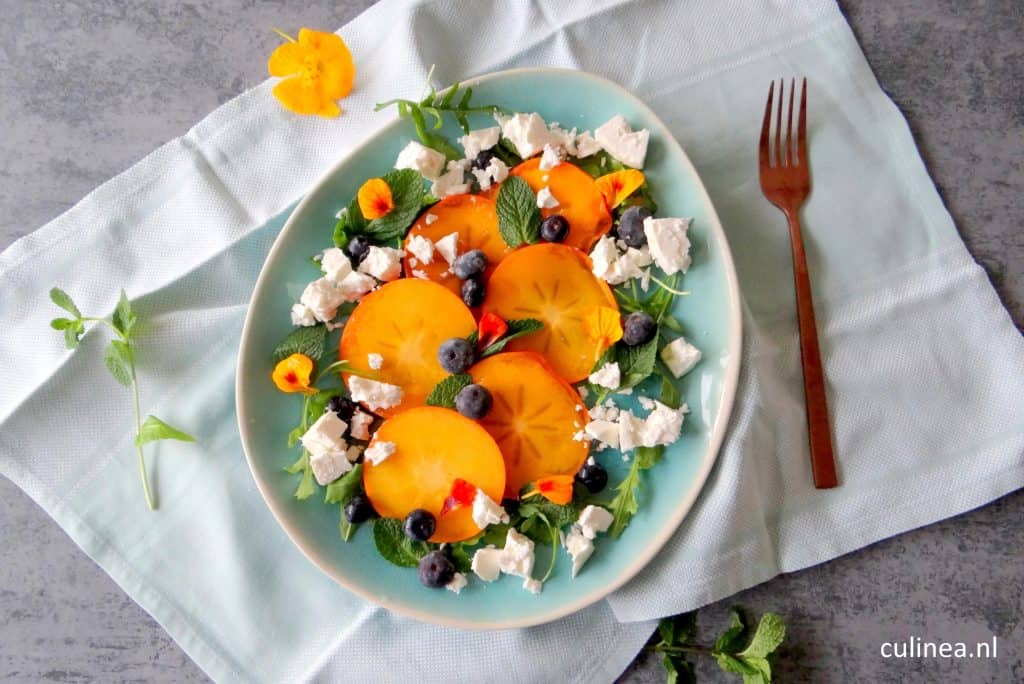 Kakisalade met feta, blauwe bessen en munt