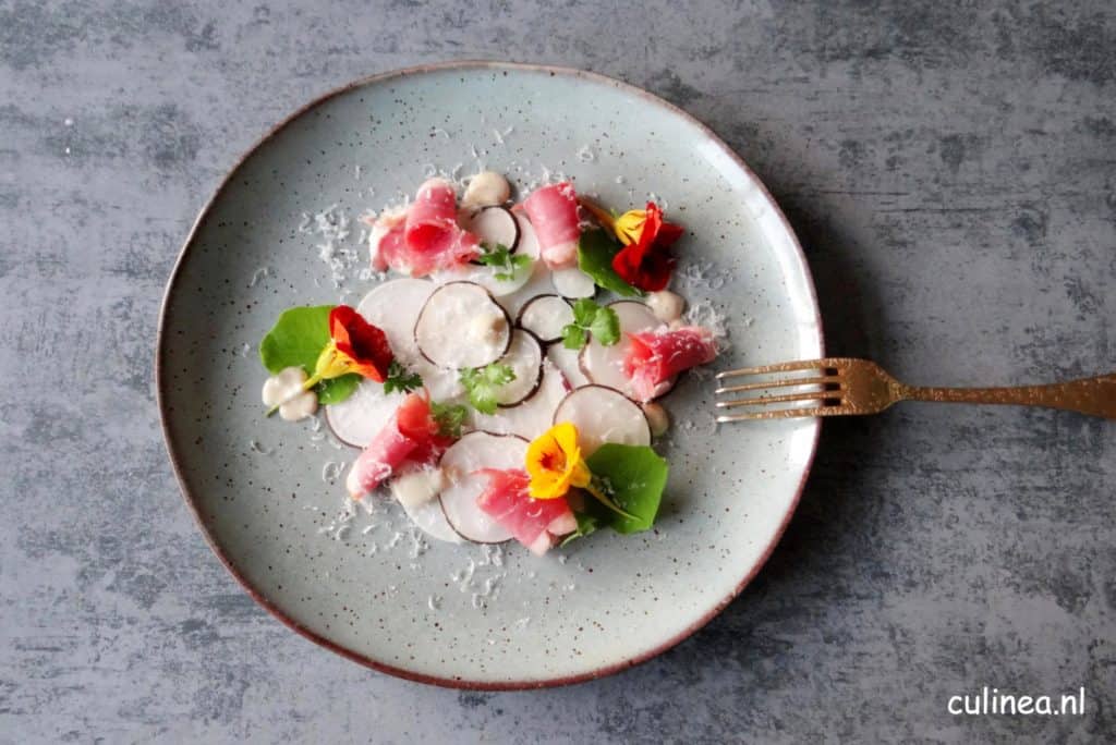 Salade met koolrabi, rammenas en gerookte eendenborst