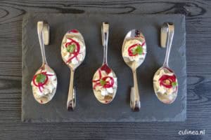 Toast met blauwe kaascrème en ingelegde biet