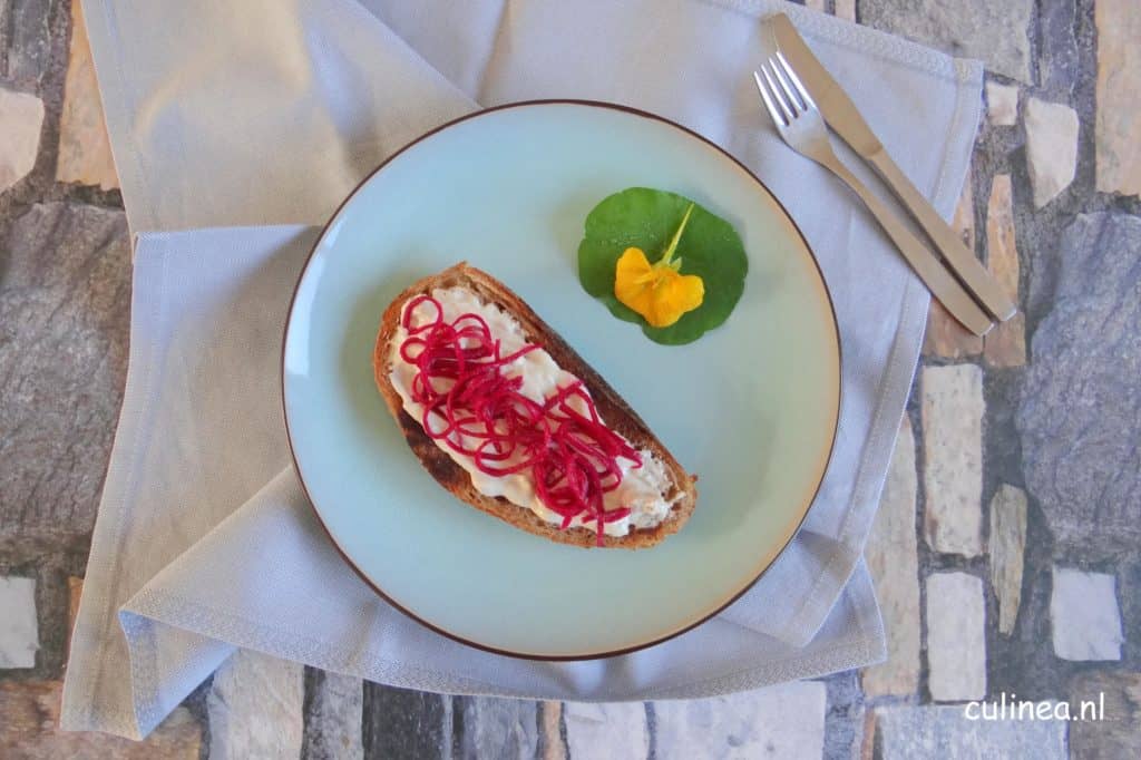 Toast met blauwe kaascrème en ingelegde biet