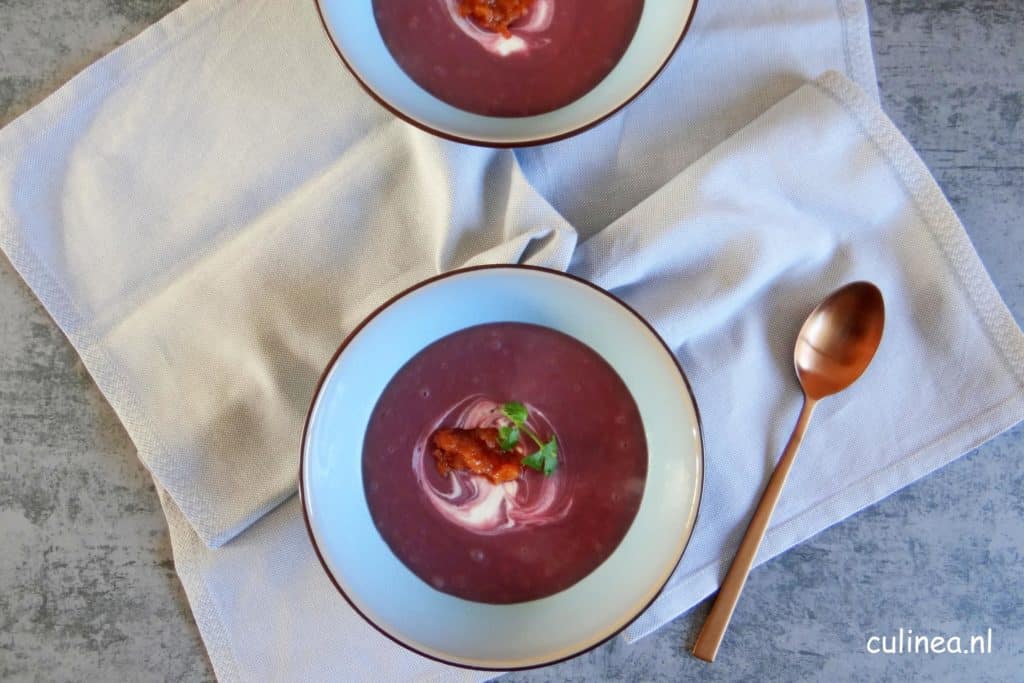 Truffel aardappel en rode koolsoep