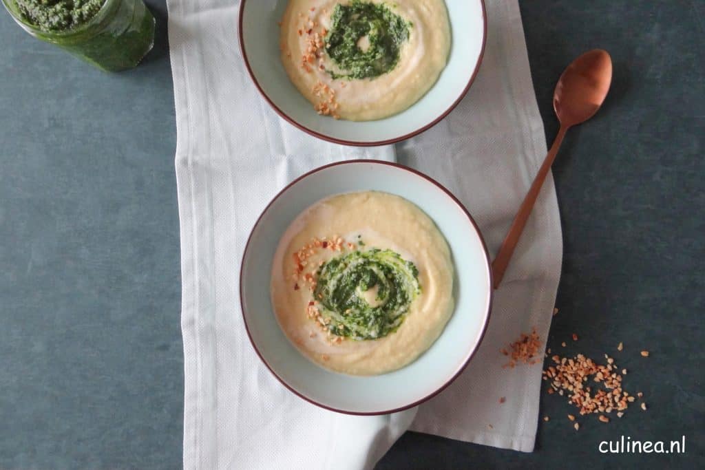 Geroosterde pastinaaksoep met palmkool pesto