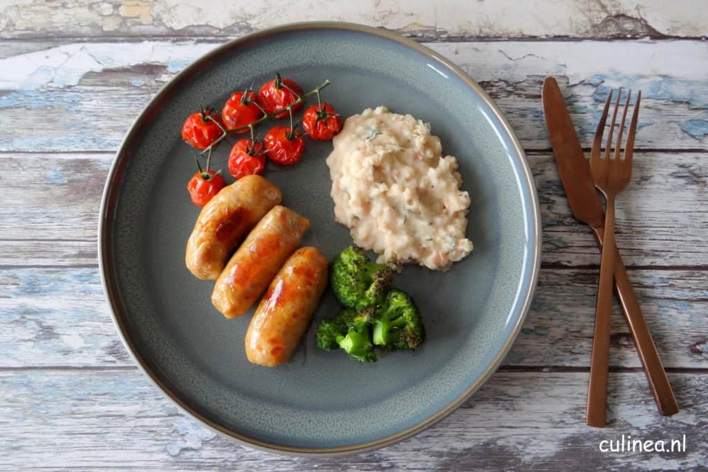 Geroosterde worstjes, broccoli en tomaatjes