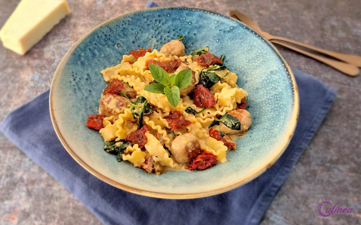 Pasta met gehaktballetjes, spinazie en zongedroogde tomaten