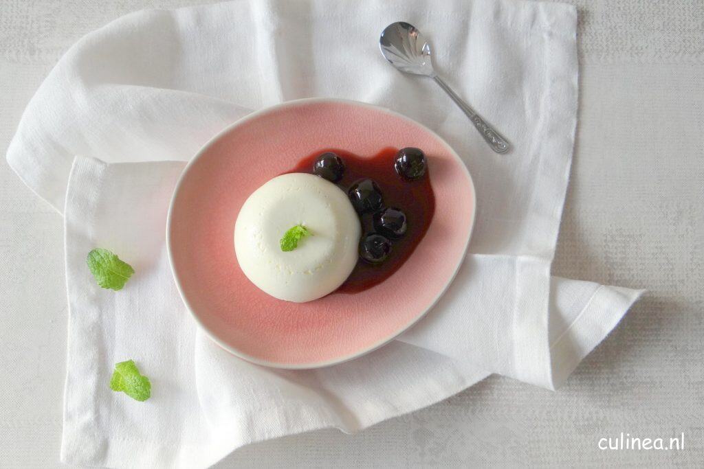 Yoghurt panna cotta met Amarena kersen