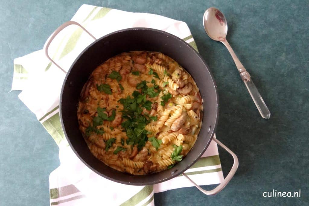 Eénpans pastagerecht met worstjes