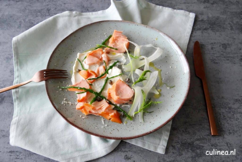 Gerookte zalm met labneh, zeekraal en venkel