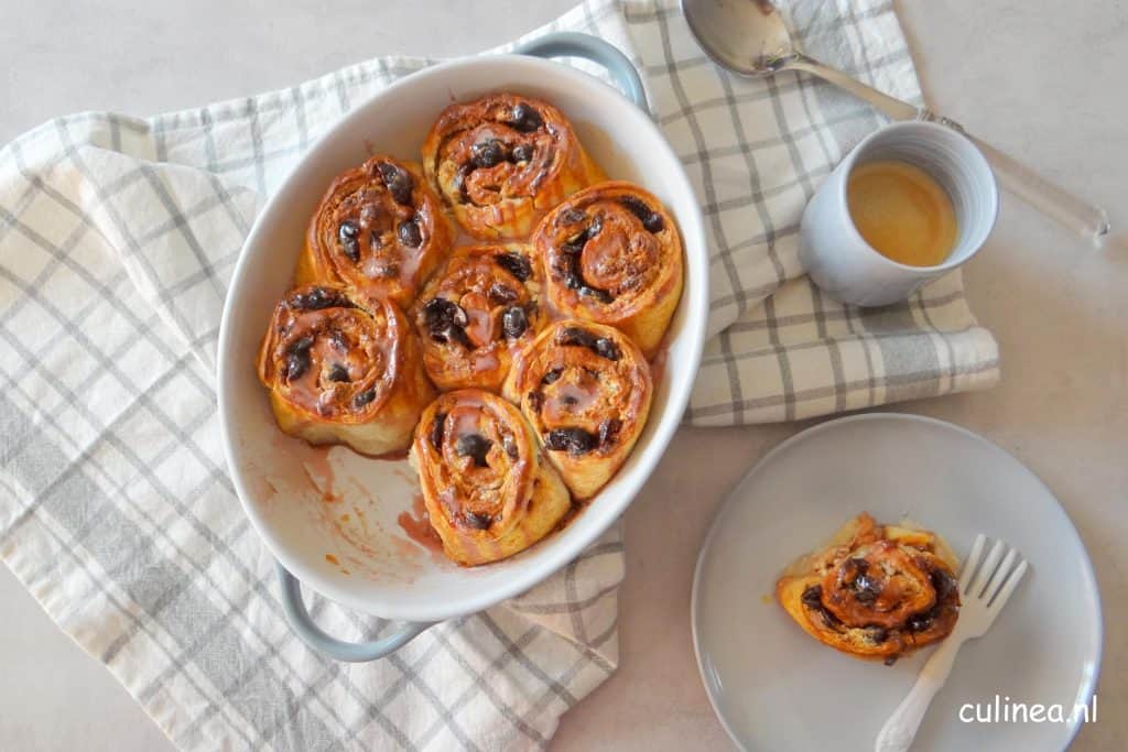 Sticky buns met Amarena kersen en witte chocola