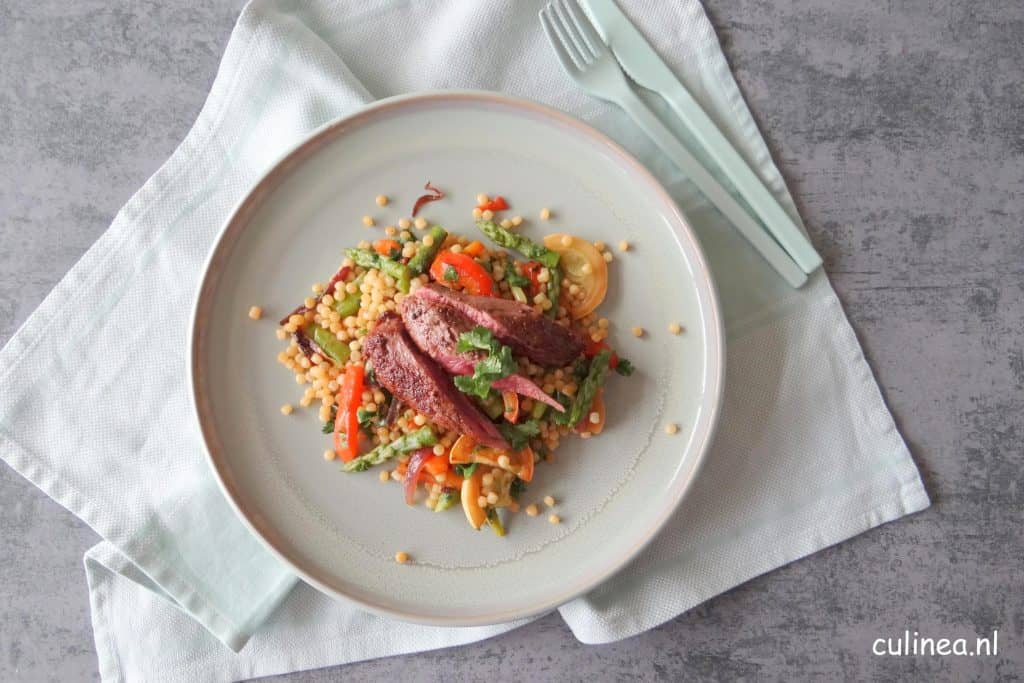 Baharat lamshaasje met parelcouscous