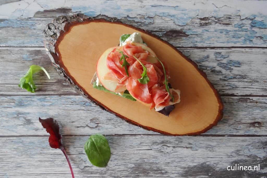 Cracker met blauwe kaascrème, ham en appel