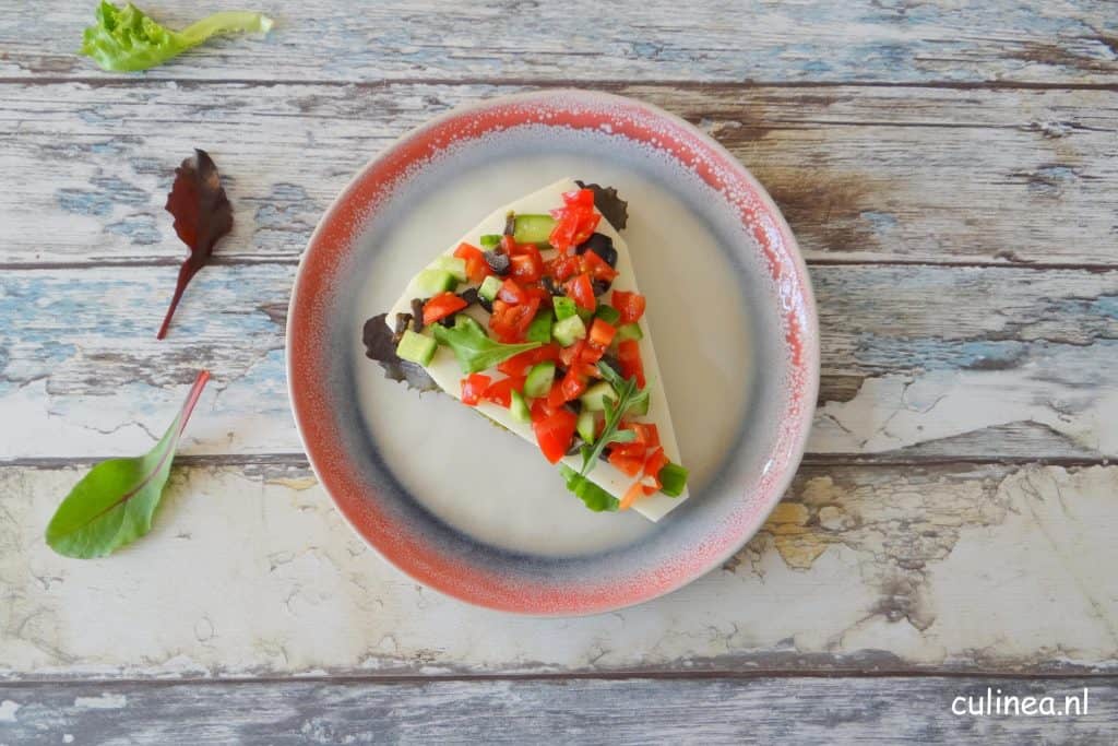 Cracker met geitenkaas, pesto en tomatensalsa