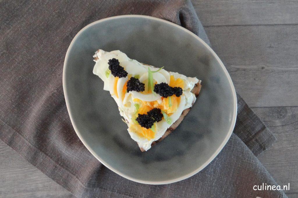 Cracker met gekookt ei en kaviaar