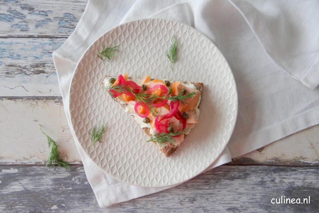 Cracker met gerookte zalm, roomkaas en dille