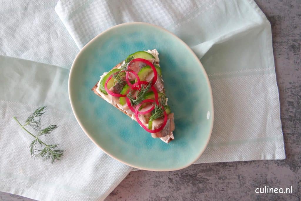 Cracker met haring en komkommer