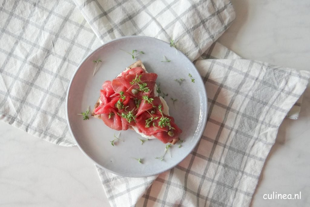 Cracker met mozzarella en rosbief