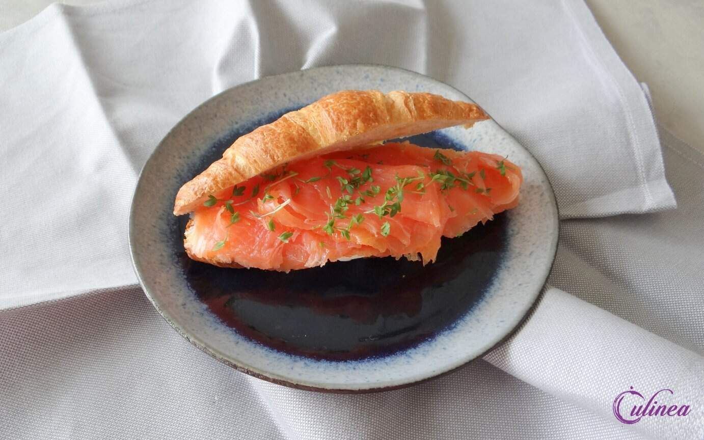 croissant met gerookte zalm