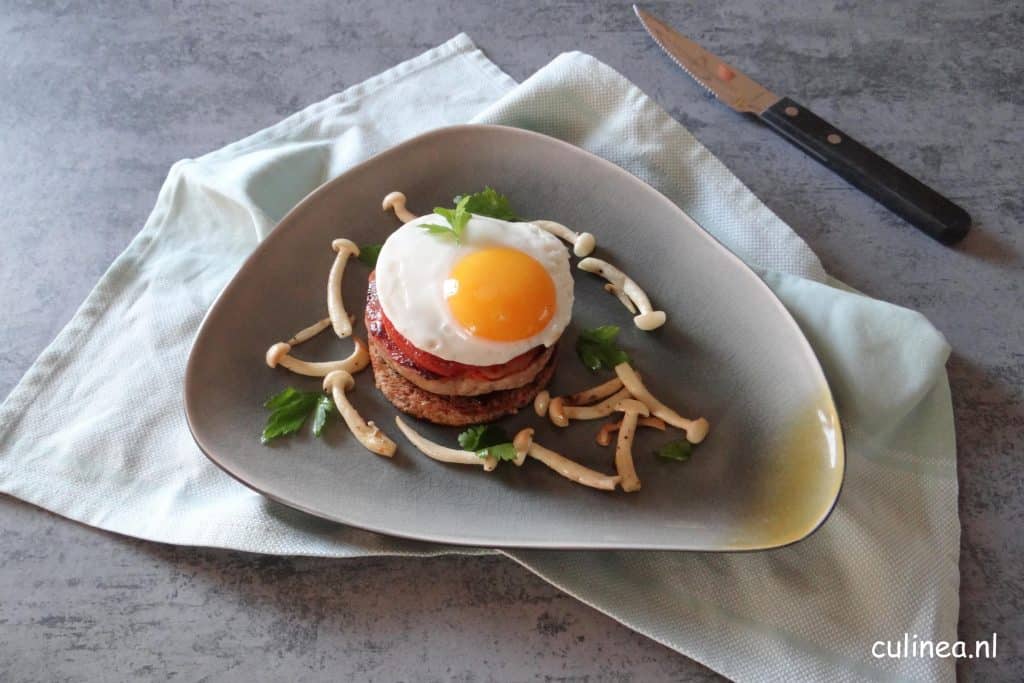Engels ontbijt in de vorm van een hamburger