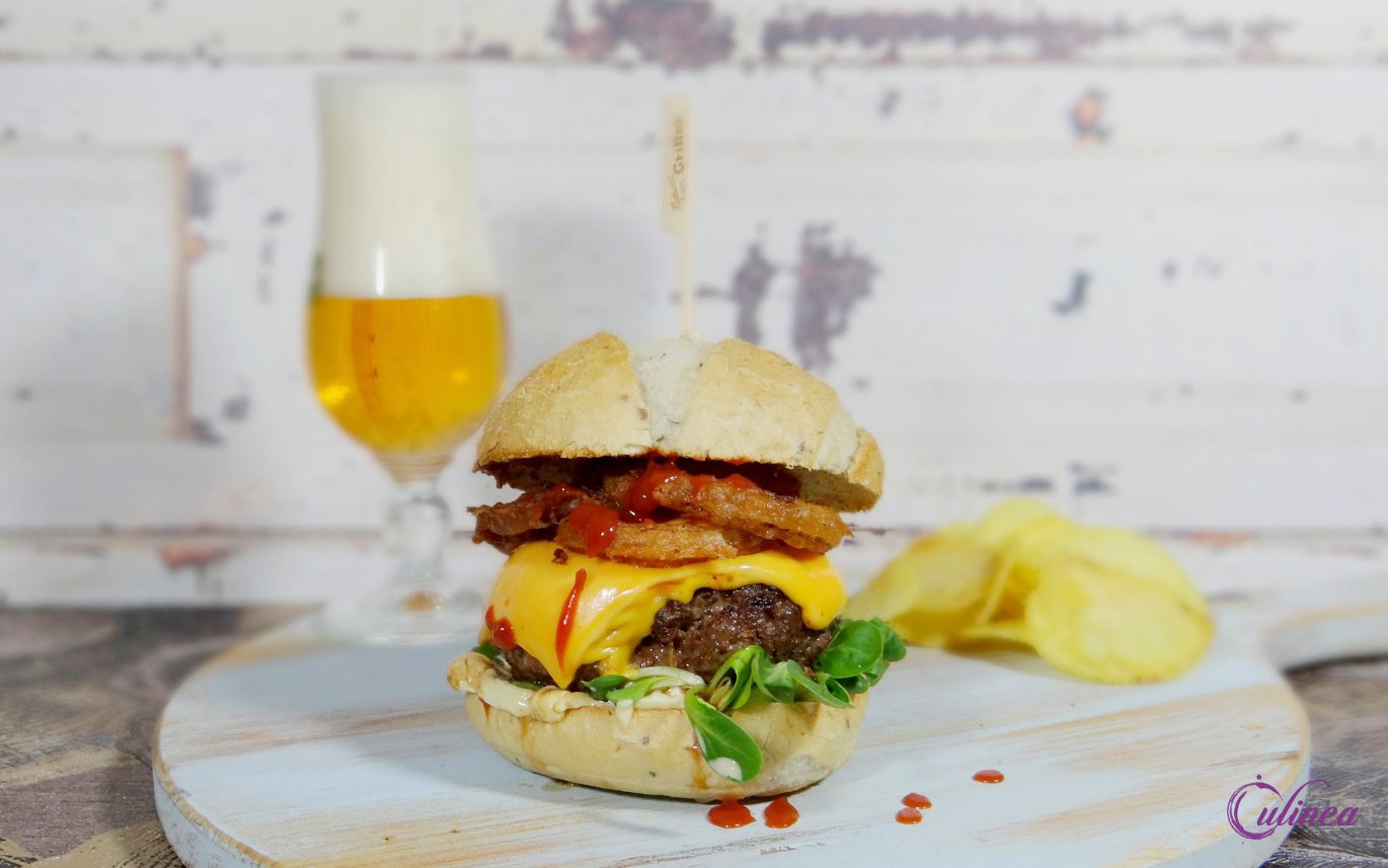 Mega Cheeseburgers met gefrituurde uiringen