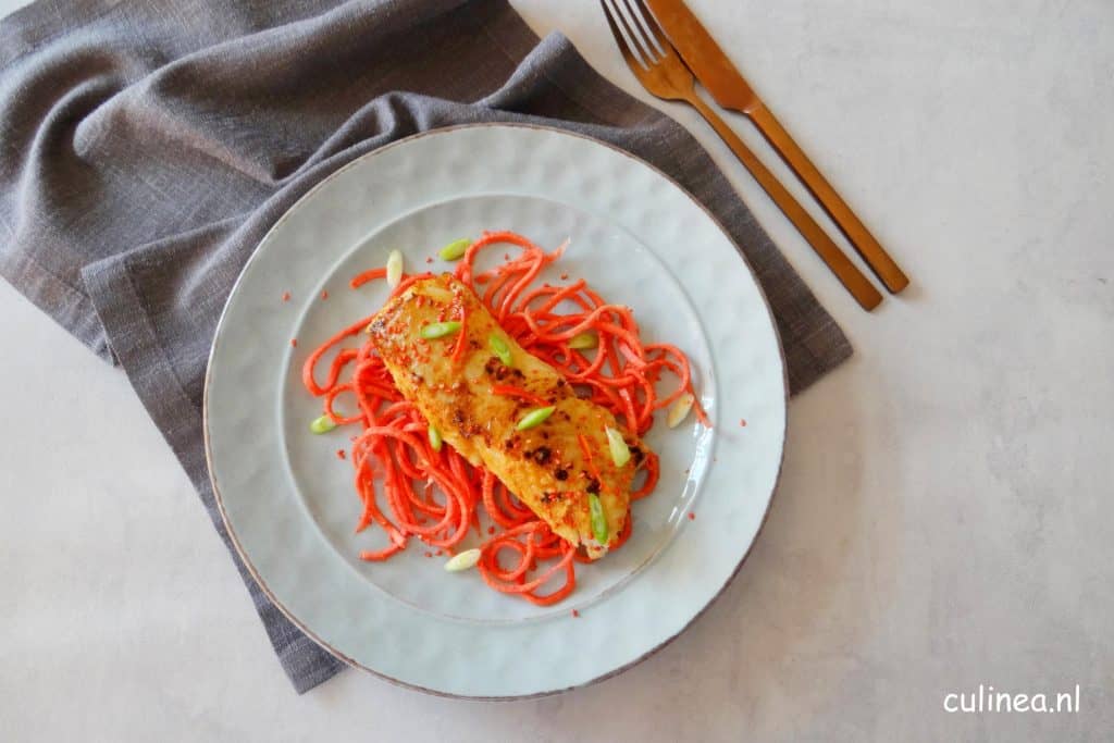 Miso kabeljauw met zoetzure rode wortel noedels