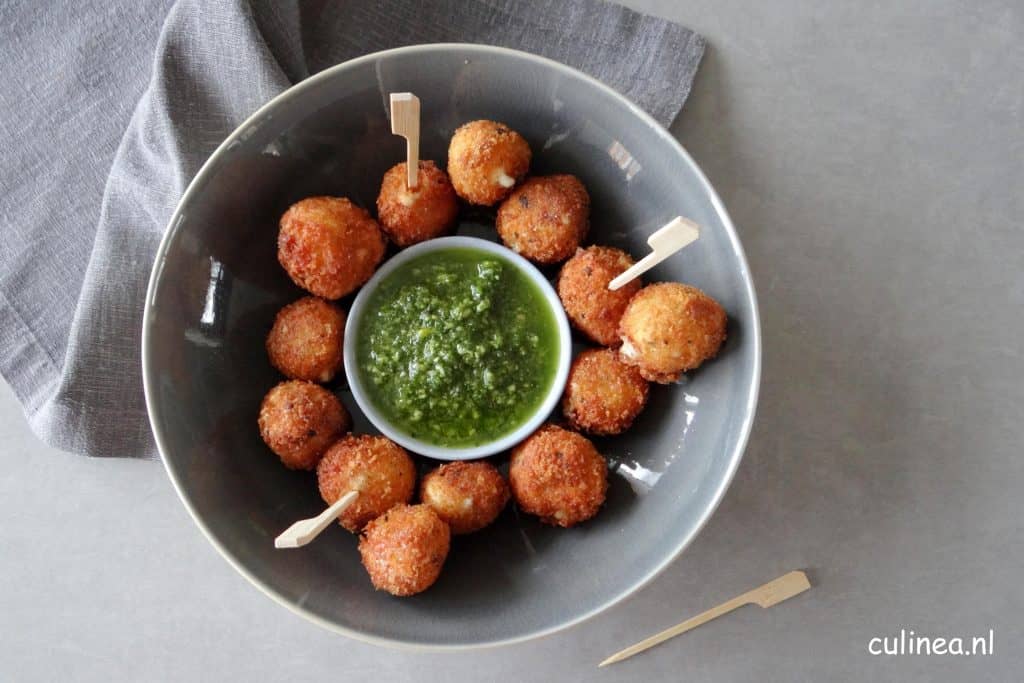 Mozzarella nuggets met pesto