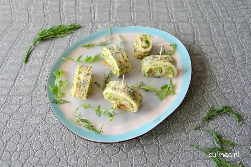 Omeletrolletjes met gerookte zalm en avocadocrème