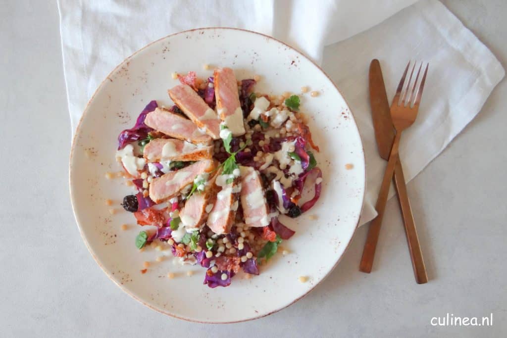 Kalfsentrecôte met rode spitskool en parelcouscous