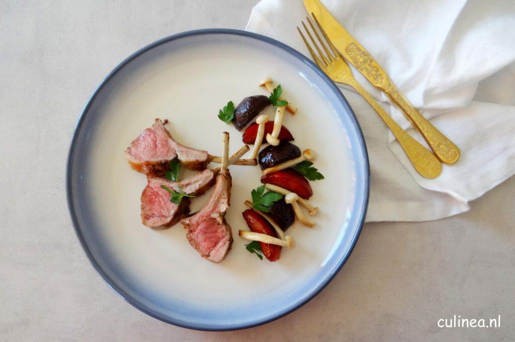 Lamsrack met gekarameliseerde bietjes en pruimen