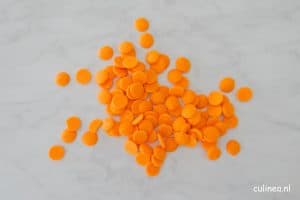 Toen ik die prachtige oranje chocolade druppels https://www.denotenshop.nl/chocolade-druppels-sinaasappel.html vond op internet, wist ik meteen wat ik ermee wilde maken. Het was eind april, bijna Koningsdag, dus daarom deze oranje studentenhaver chocoladereep. Niet alleen mooi om te zien, maar ook nog eens ontzettend lekker.