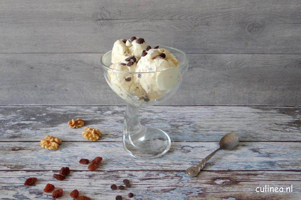 Roomijs met dronken rozijnen, chocola en walnoten