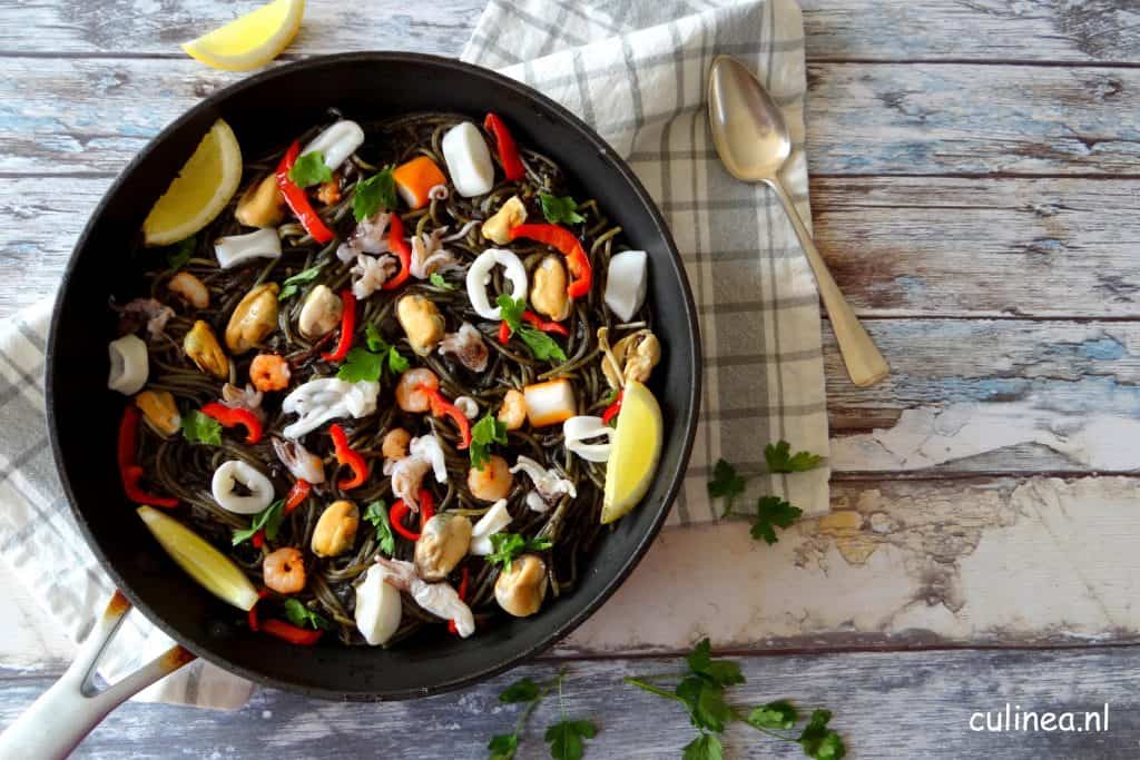 Zwarte Fideuà met zeevruchten