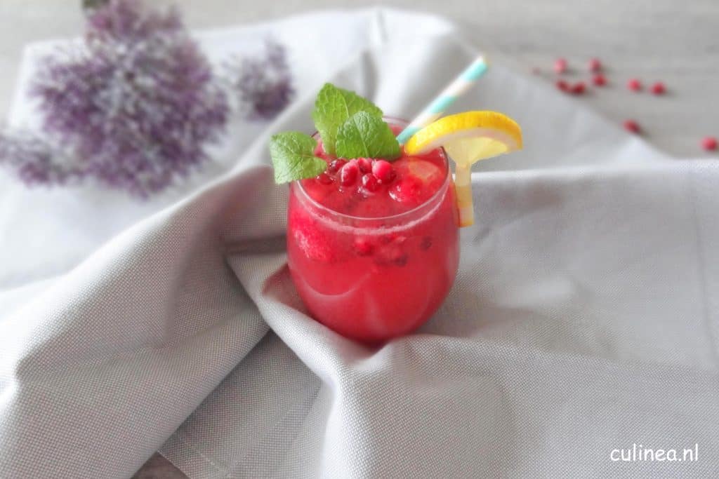 Aardbeien en granaatappel tonic mocktail