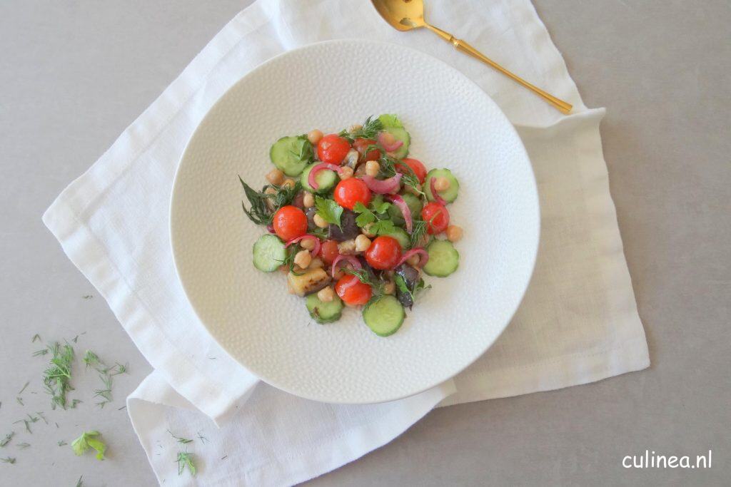 Aubergine en kikkererwten salade