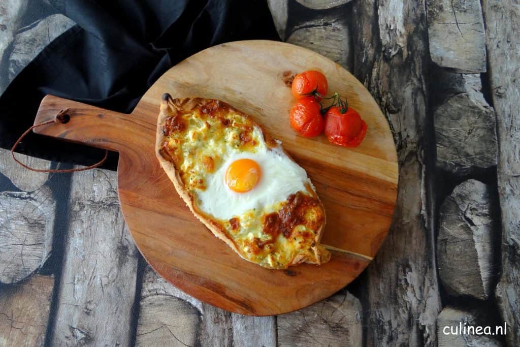 Brood gevuld met kaas en ei