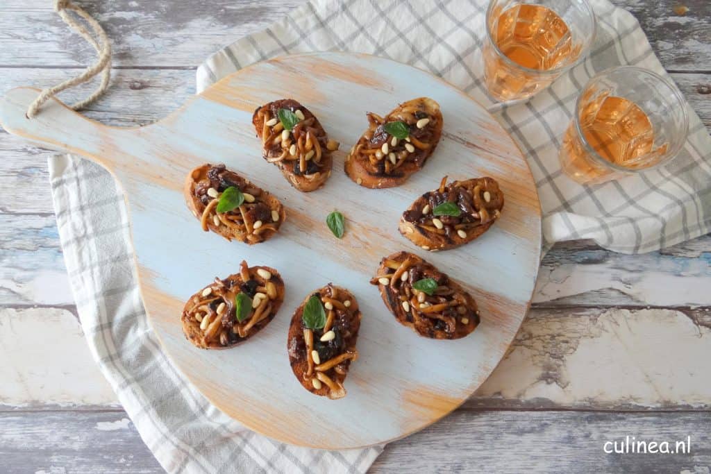 Bruschetta met paddenstoeltjes en zwarte knoflook