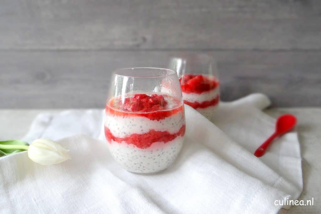 Chiapudding met geroosterde aardbeien