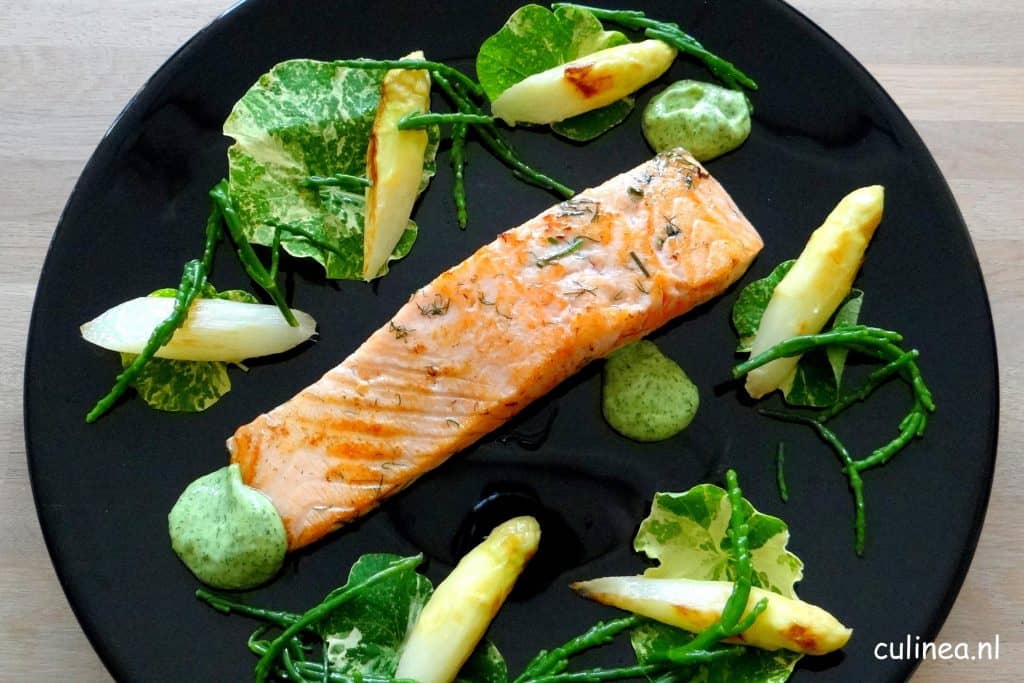 Gegrilde gravad lax met asperges en zeekraal