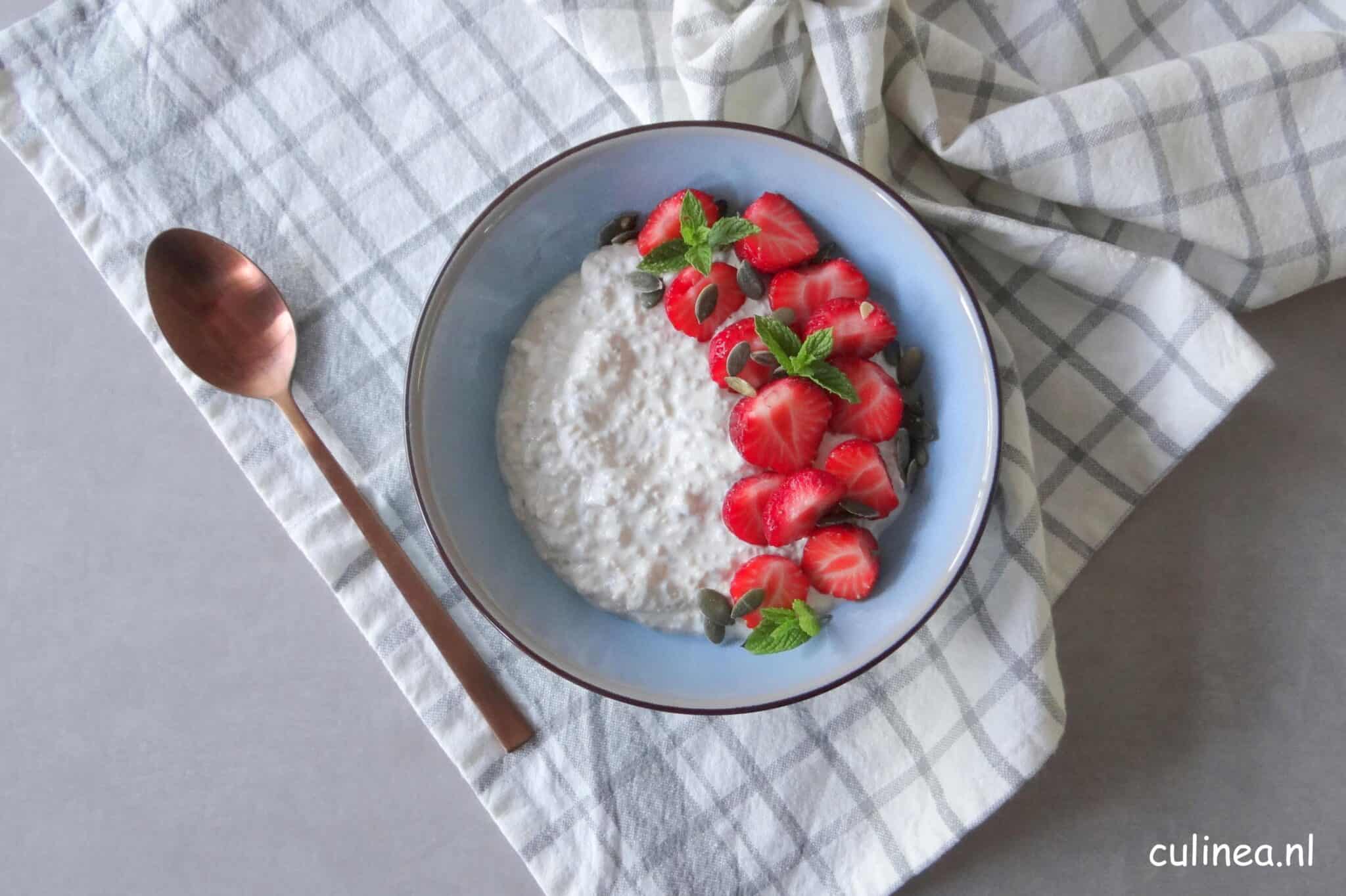 Havermout chiapudding met aardbeien