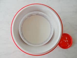 Kokosyoghurt met banaan en bruine suiker