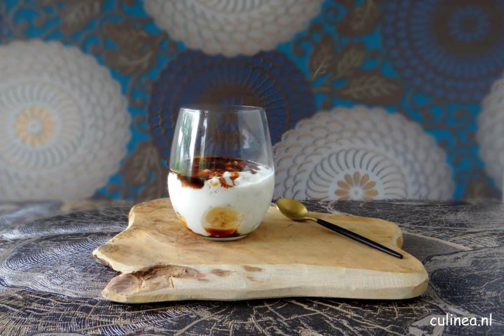 Kokosyoghurt met banaan en bruine suiker