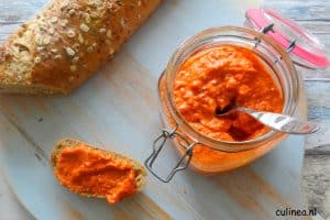 Salade met gegrilde kip en Romesco saus