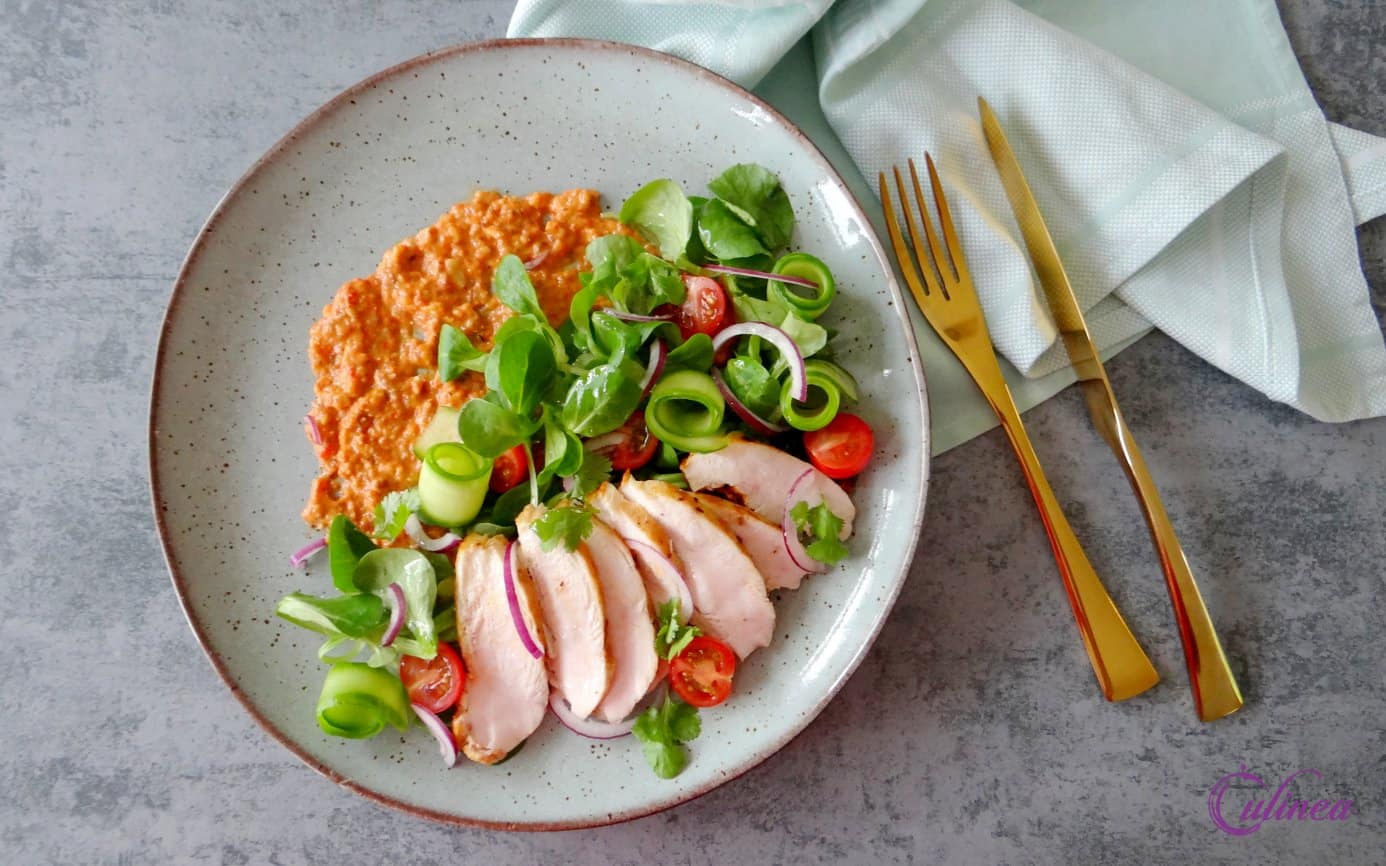 Salade met gegrilde kip en romesco saus