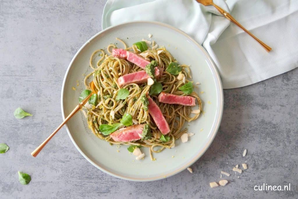 Spaghetti met steak en paranoten waterkerspesto