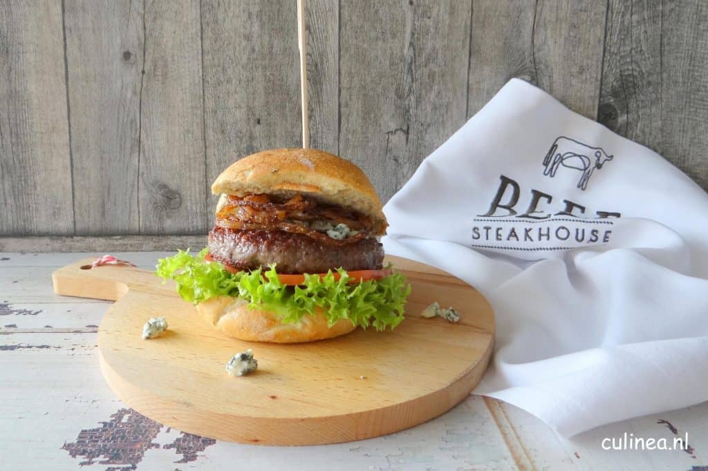 Wagyu burger met gefrituurde uiringen