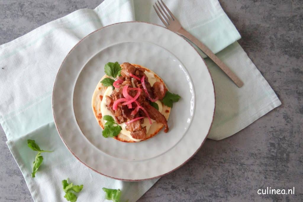 Baharat lamsreepjes met yoghurtsaus