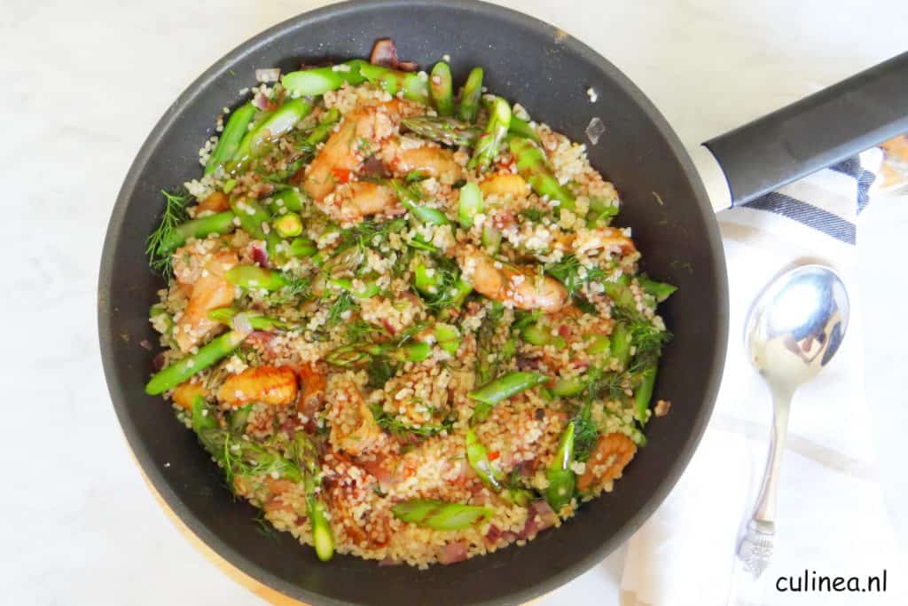 Bulgur met pikante saucijzen en groene asperges