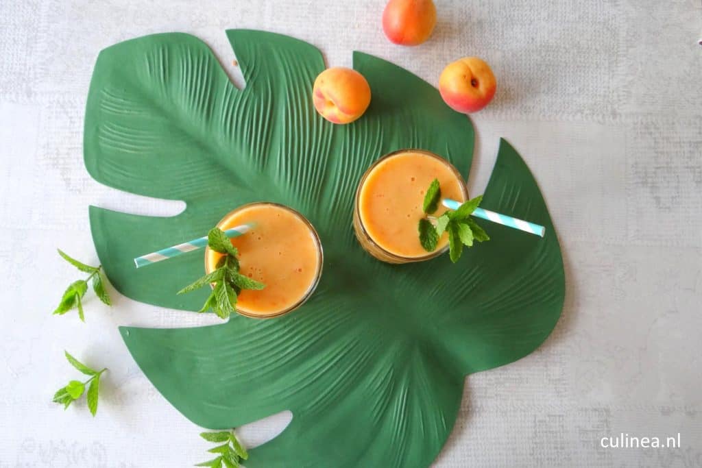 Frozen abrikozen rum cocktail