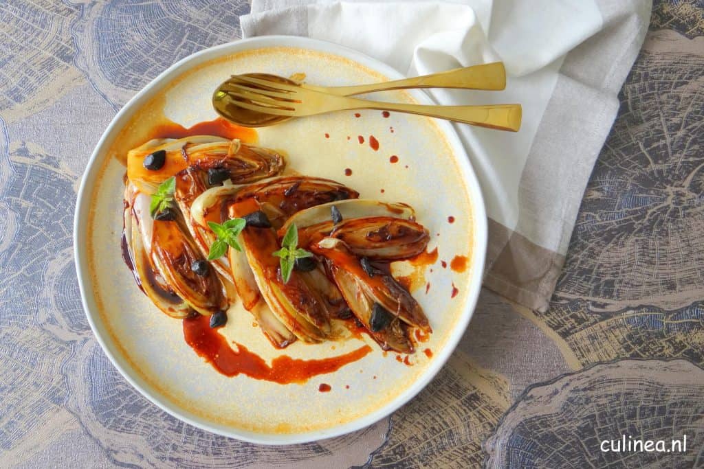 Gekarameliseerde witlof met zwarte knoflook