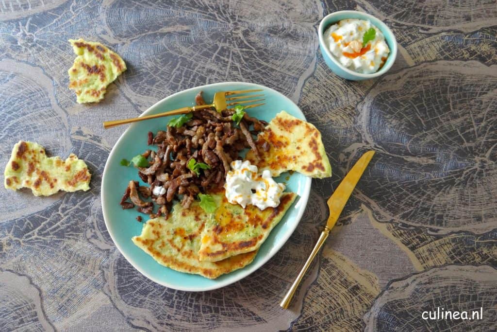 Lamsreepjes met zelfgemaakt platbrood